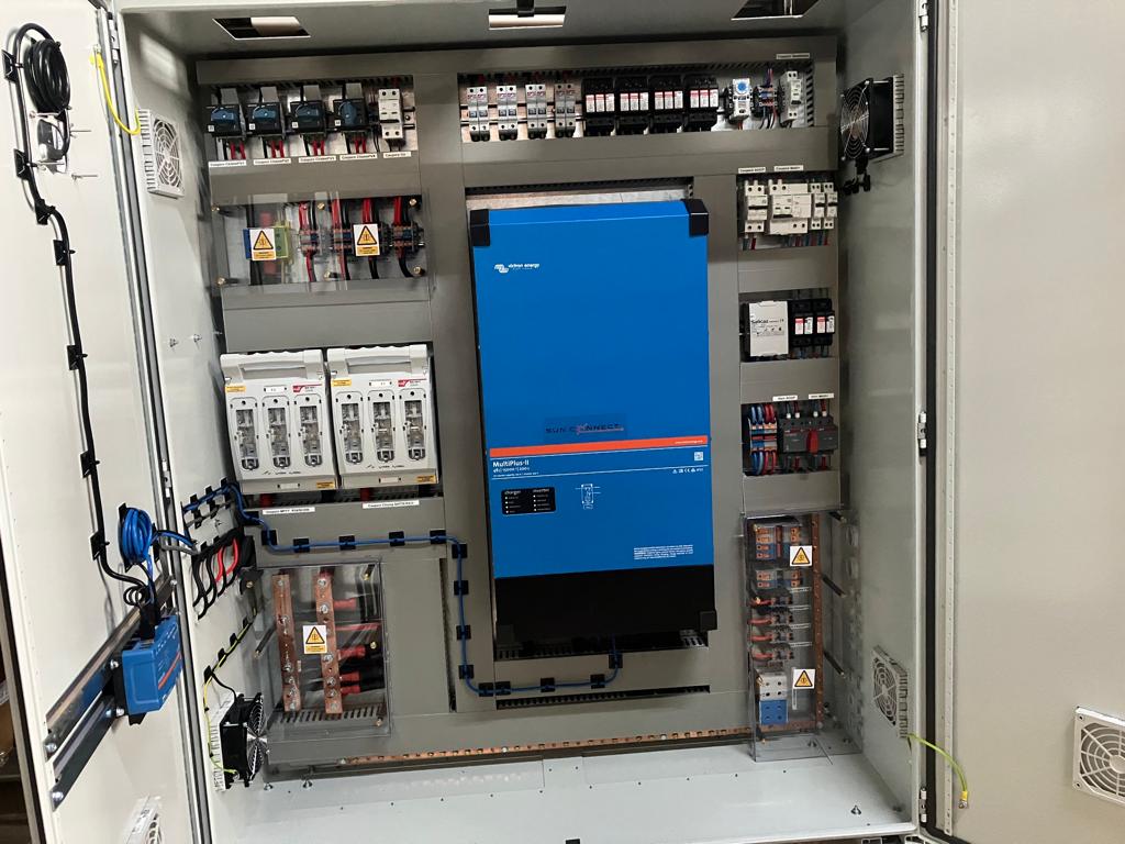 Vue intérieure d'un système solaire précablé SUNCONNECT 10K (version armoire), comportant un Multiplus-II 10000VA/48V