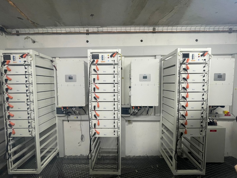 Système solaire autonome DEYE — onduleur hybride triphasé SUN-SG01HP3