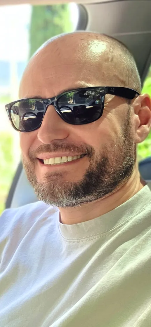 Julien, spécialiste systèmes solaires autonomes