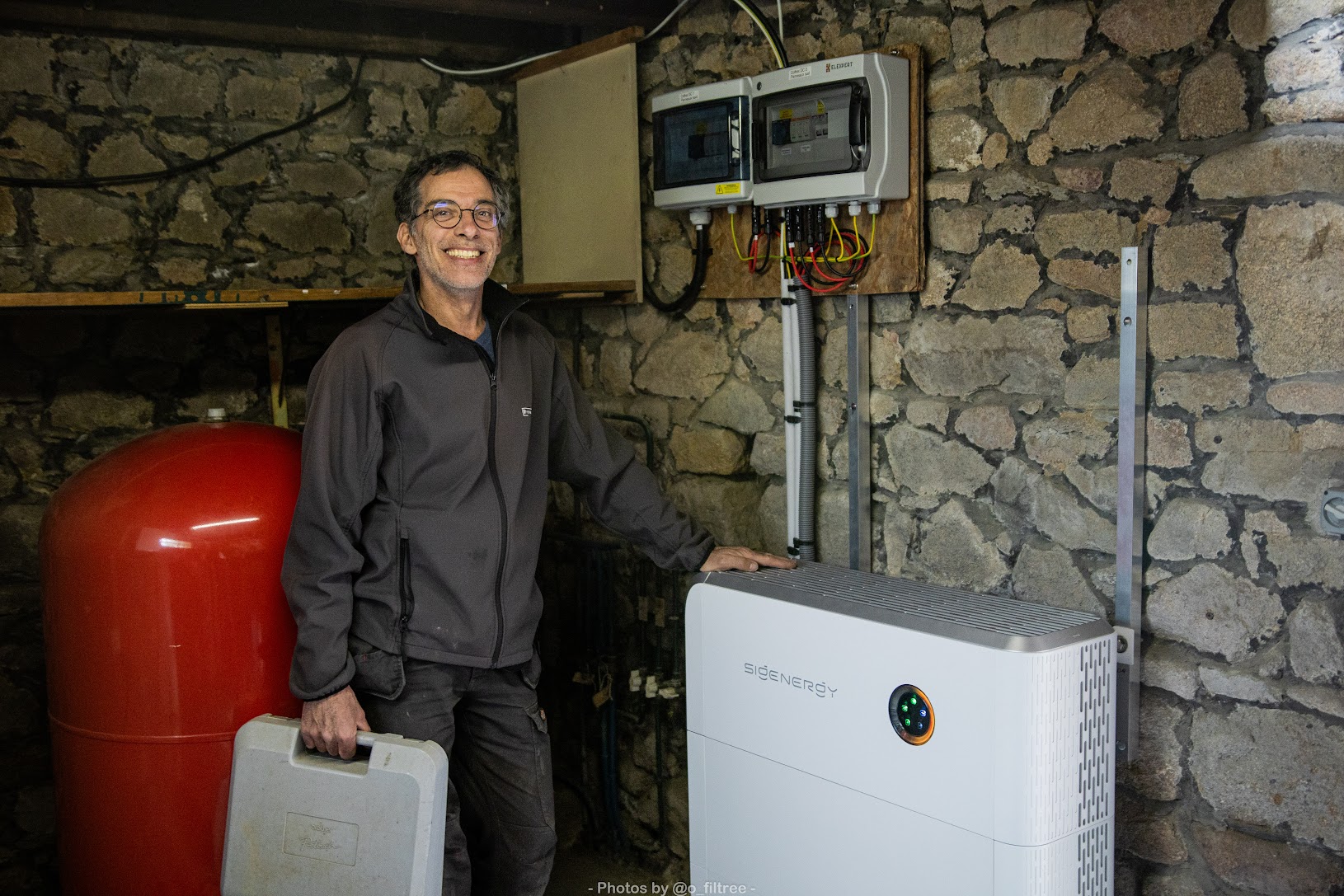 Julien, fondateur de Perma Batteries, présente une installation solaire